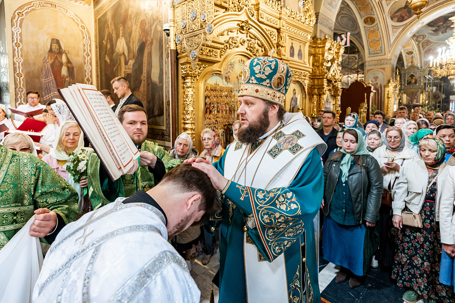 Божественная литургия и вечерня с чтением коленопреклонных молитв в Троицком кафедральном соборе Подольска